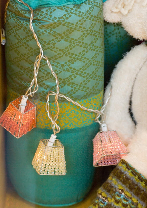 无人,竖图,室内,白天,正面,窗户,橱窗,熊,玩具,照明,圣诞节,悬挂,节日,庆祝,装饰,彩灯,玩偶,灯光,挂,文化,玻璃窗,灯,装饰品,装饰物,灯具,庆典,毛绒,纪念,华丽,修饰,照亮,点缀,镜像,镜面,照明设备,饰物,衬托,美观,雅致,雅观,彩图