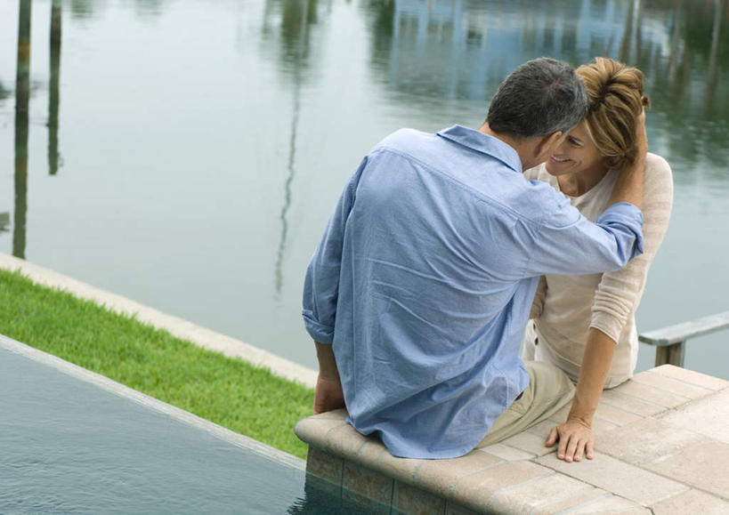 西方人,背部,两个人,坐,抱,横图,室外,白天,正面,爱情,草地,草坪,石头,水,太阳,植物,道路,路,公路,欧洲,欧洲人,阴影,服装,光线,影子,台子,水池,水面,交通,浪漫,注视,休闲装,相视,草,衣服,绿色,倒影,阳光,观察,看,休闲,温暖,温馨,面对面,休闲服,恩爱,恋人,服饰,抱着,观看,对视,和睦,察看,搂着,关注,相对,相看,男人,男性,女人,女性,中年男性,中年女性,白种人,情侣,马路,怀抱,搂,搂抱,相抱,拥抱,坐着,半身,彩图,伴侣,融洽