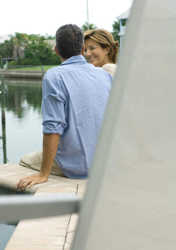 西方人,两个人,游泳池,坐,笑,说,微笑,露齿笑,竖图,室外,白天,爱情,讨论,水,植物,欧洲,欧洲人,撑,撑地,水池,水面,浪漫,扭头,泳池,树,树木,背面,蓝色,绿色,蓝天,天空,自然,天,温暖,温馨,恩爱,恋人,生长,成长,和睦,游泳馆,撑着,交流,男人,男性,女人,女性,中年男性,中年女性,白种人,情侣,沟通,讲话,交谈,商讨,说话,谈话,坐着,半身,彩图,伴侣,融洽