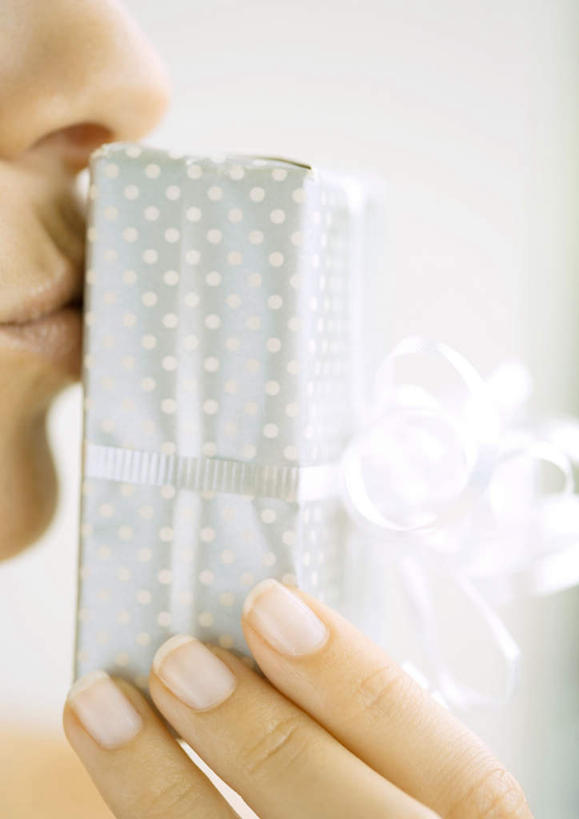 西方人,脸,头,脸颊,手,一个人,竖图,室内,白天,正面,纯洁,礼盒,礼物,欧洲,圣诞节,欧洲人,仅一个女性,仅一个人,节日,庆祝,丝带,纸盒,带子,文化,盒子,白色,包装盒,蝴蝶结,礼品盒,仅一个中年女性,庆典,手部,可爱,童年,童趣,礼品,赠送,纪念,童真,烂漫,无邪,天真,女人,女性,中年女性,白种人,头部,脸部,脸蛋,面部,半身,彩图