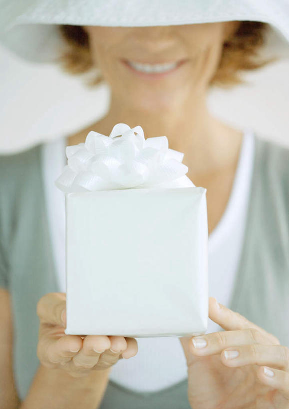 西方人,一个人,站,捧,笑,微笑,竖图,室内,白天,正面,太阳,礼盒,礼物,欧洲,圣诞节,欧洲人,仅一个女性,仅一个人,握,阴影,节日,朦胧,模糊,庆祝,光线,影子,纸盒,带子,拿,拿着,文化,盒子,白色,阳光,包装盒,蝴蝶结,礼品盒,站着,仅一个中年女性,庆典,握着,礼品,赠送,纪念,女人,女性,中年女性,白种人,端,端着,捧着,手捧,站立,半身,彩图