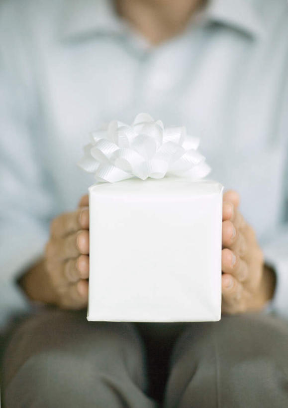 西方人,一个人,捧,竖图,室内,白天,正面,太阳,礼盒,礼物,欧洲,圣诞节,欧洲人,仅一个男性,仅一个人,仅一个中年男性,握,阴影,节日,朦胧,模糊,庆祝,光线,影子,纸盒,带子,拿,拿着,文化,盒子,白色,阳光,包装盒,蝴蝶结,礼品盒,庆典,握着,礼品,赠送,纪念,男人,男性,中年男性,白种人,端,端着,捧着,手捧,半身,彩图