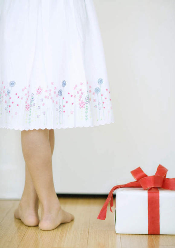 西方人,儿童,一个人,站,盘腿,竖图,室内,白天,裙子,纯洁,地板,礼盒,礼物,欧洲,圣诞节,欧洲人,仅一个女性,仅一个人,连衣裙,节日,庆祝,纸盒,墙,带子,地面,文化,木地板,墙壁,墙面,盒子,小孩,背面,红色,白色,包装盒,蝴蝶结,礼品盒,站着,仅一个小孩,庆典,可爱,童年,童趣,礼品,赠送,纪念,半身裙,吊带裙,童真,烂漫,无邪,天真,女孩,女人,女性,白种人,孩子,站立,半身,彩图,女生