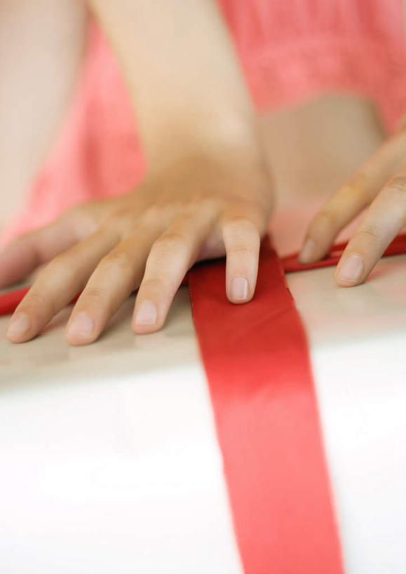 西方人,儿童,手,一个人,摸,竖图,室内,白天,正面,裙子,纯洁,太阳,礼盒,礼物,欧洲,圣诞节,欧洲人,仅一个女性,仅一个人,阴影,连衣裙,节日,朦胧,模糊,庆祝,光线,影子,纸盒,绸缎,带子,文化,盒子,小孩,红色,阳光,包装盒,礼品盒,仅一个小孩,庆典,手部,可爱,童年,童趣,礼品,赠送,纪念,半身裙,吊带裙,童真,烂漫,无邪,天真,女孩,女人,女性,白种人,孩子,触摸,接触,半身,彩图,女生