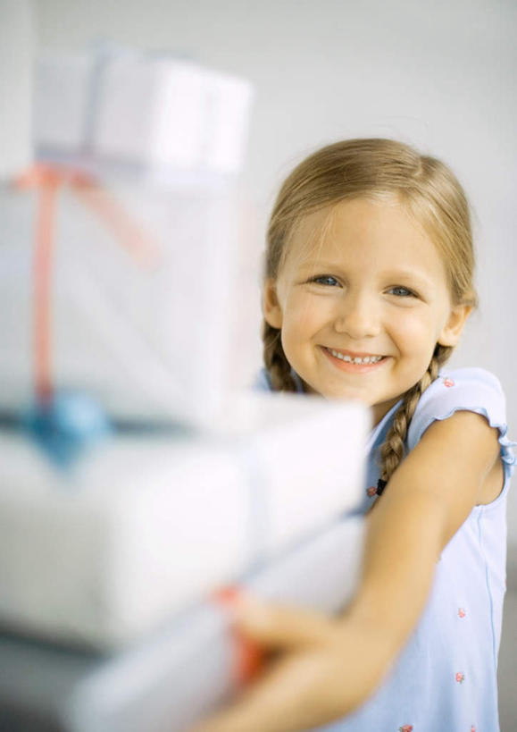 西方人,儿童,一个人,捧,竖图,室内,白天,正面,纯洁,太阳,礼盒,礼物,欧洲,圣诞节,欧洲人,仅一个女性,仅一个人,一堆,阴影,堆叠,堆积,节日,庆祝,光线,影子,纸盒,墙,文化,墙壁,墙面,盒子,小孩,阳光,包装盒,礼品盒,仅一个小孩,庆典,可爱,童年,童趣,礼品,赠送,纪念,堆,童真,烂漫,无邪,天真,女孩,女人,女性,白种人,孩子,端,端着,捧着,手捧,半身,彩图,女生