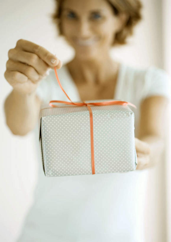 西方人,一个人,笑,微笑,露齿笑,竖图,室内,白天,正面,太阳,礼盒,礼物,欧洲,圣诞节,欧洲人,仅一个女性,仅一个人,握,阴影,节日,朦胧,模糊,庆祝,光线,影子,纸盒,墙,带子,拿,拿着,注视,文化,墙壁,墙面,盒子,阳光,包装盒,蝴蝶结,礼品盒,观察,看,仅一个中年女性,庆典,握着,礼品,观看,赠送,纪念,察看,关注,女人,女性,中年女性,白种人,半身,彩图