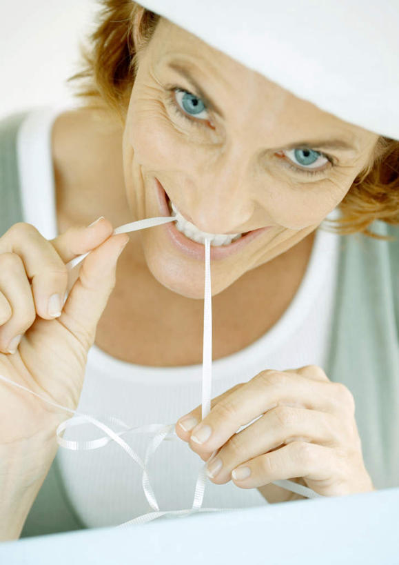 西方人,一个人,竖图,俯视,室内,特写,白天,太阳,礼盒,礼物,帽子,欧洲,圣诞节,欧洲人,仅一个女性,仅一个人,握,咬,阴影,节日,庆祝,光线,影子,纸盒,墙,拿,拿着,注视,文化,墙壁,墙面,盒子,阳光,包装盒,遮阳帽,礼品盒,观察,看,张嘴,仅一个中年女性,庆典,握着,礼品,观看,赠送,纪念,咬着,察看,关注,女人,女性,中年女性,白种人,张开嘴,半身,彩图,高角度拍摄