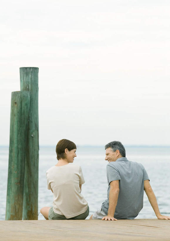 西方人,两个人,坐,竖图,室外,白天,T恤衫,爱情,旅游,度假,水,地板,欧洲,欧洲人,撑,服装,柱子,水池,水面,地面,浪漫,T恤,休闲装,娱乐,立柱,木地板,相视,背面,衣服,享受,休闲,温暖,温馨,面对面,休闲服,恩爱,放松,恋人,服饰,对视,和睦,撑着,相对,户外运动,相看,男人,男性,女人,女性,中年男性,中年女性,白种人,情侣,坐着,彩图,全身,伴侣,融洽