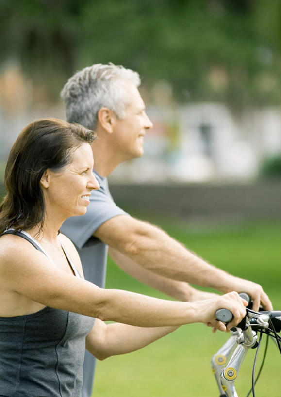 西方人,两个人,竖图,室外,白天,侧面,T恤衫,爱情,旅游,度假,草地,草坪,太阳,植物,自行车,欧洲,欧洲人,握,阴影,短裤,服装,朦胧,模糊,光线,影子,浪漫,T恤,休闲装,娱乐,踩,车,脚踏车,草,树,树木,衣服,绿色,阳光,自然,车把手,交通工具,踩着,享受,休闲,温暖,温馨,休闲服,恩爱,放松,握着,恋人,服饰,生长,成长,和睦,户外运动,男人,男性,女人,女性,中年男性,中年女性,白种人,情侣,半身,彩图,伴侣,融洽