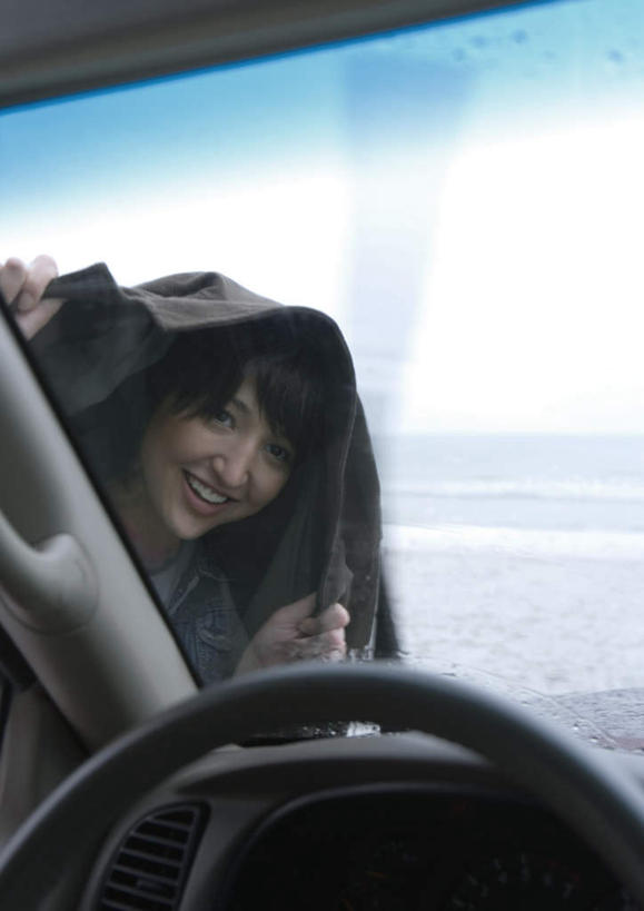 东方人,一个人,站,竖图,室内,白天,正面,汽车,亚洲,仅一个年轻女性,仅一个女性,仅一个人,拿,拿着,黄种人,外套,车,方向盘,交通工具,轿车,站着,年轻女性,女人,女性,亚洲人,站立,半身,彩图