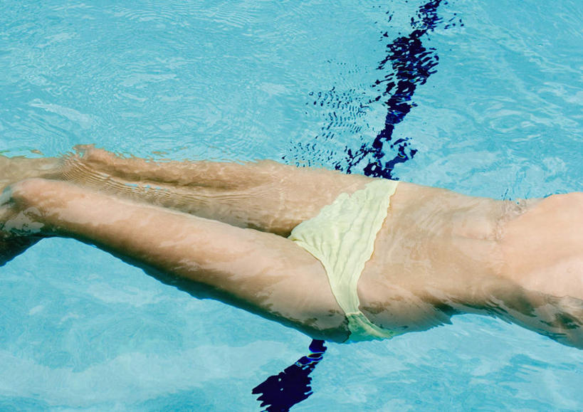 西方人,一个人,游泳池,躺,横图,室内,白天,正面,泳装,比基尼,旅游,度假,水,欧洲,欧洲人,仅一个年轻女性,仅一个女性,仅一个人,浮,水池,水面,娱乐,泳池,蓝色,享受,休闲,放松,游泳馆,年轻女性,女人,女性,白种人,躺着,半身,彩图,三点式,泳衣