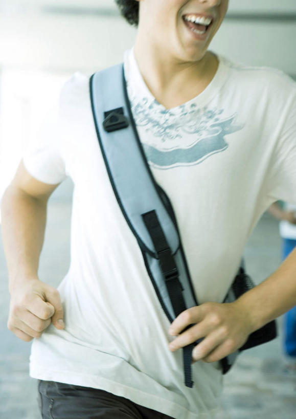 西方人,一个人,站,笑,微笑,露齿笑,竖图,室外,白天,正面,欧洲,欧洲人,仅一个男性,仅一个人,包,皮包,仅一个年轻男性,站着,单肩包,男人,男性,年轻男性,白种人,站立,半身,彩图