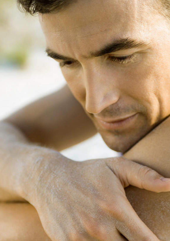 西方人,一个人,坐,双手交叉,竖图,室外,白天,正面,欧洲,欧洲人,仅一个男性,仅一个人,注视,仅一个年轻男性,观察,看,观看,察看,双手抱胸,关注,男人,男性,年轻男性,白种人,坐着,半身,彩图