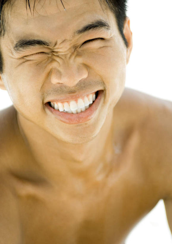 东方人,一个人,站,闭眼,笑,微笑,露齿笑,竖图,室外,特写,白天,正面,亚洲,仅一个男性,仅一个人,黄种人,仅一个年轻男性,站着,男人,男性,年轻男性,亚洲人,闭眼睛,闭着眼,闭着眼睛,站立,半身,彩图