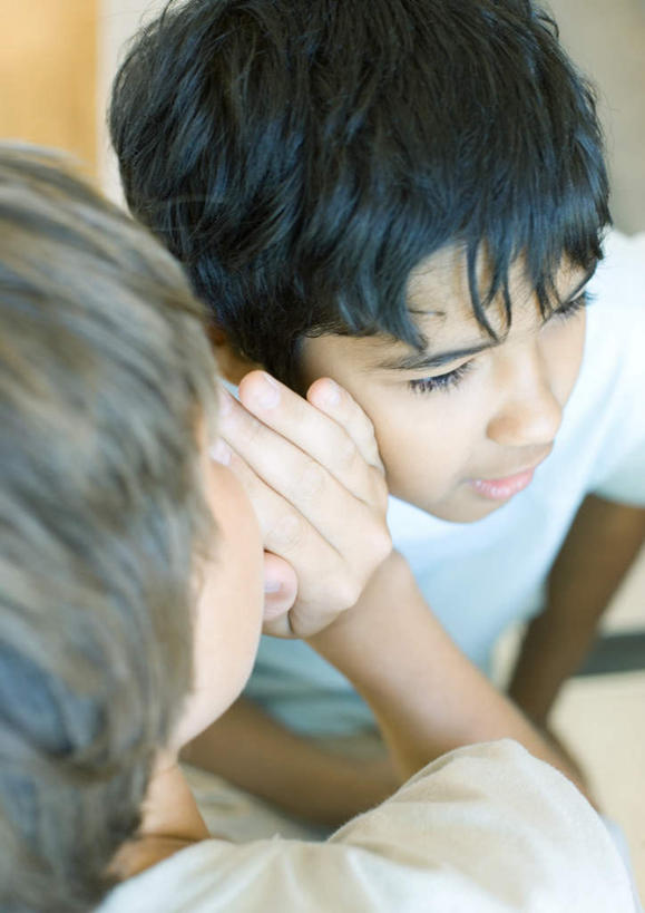 西方人,两个人,伙伴,朋友,坐,竖图,室内,白天,正面,友谊,欧洲,欧洲人,服装,注视,休闲装,衣服,观察,看,休闲,悄悄话,休闲服,服饰,观看,察看,关注,耳语,友情,男人,男性,年轻男性,白种人,坐着,半身,彩图