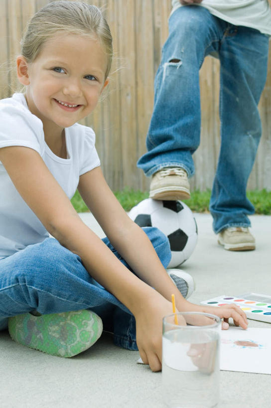 西方人,儿童,两个人,站,坐,笑,盘腿,微笑,露齿笑,竖图,室外,白天,正面,纯洁,足球,杯子,欧洲,欧洲人,服装,注视,休闲装,玻璃制品,小孩,衣服,水杯,观察,看,站着,休闲,休闲服,可爱,童年,童趣,服饰,观看,察看,颜料盒,关注,童真,烂漫,无邪,天真,男孩,男人,男性,女孩,女人,女性,白种人,孩子,玻璃杯,盘腿而坐,盘膝,盘着腿的,盘着腿坐,双腿交叉,站立,坐着,半身,彩图,男生,女生