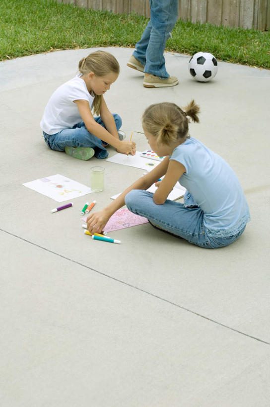 西方人,儿童,三个人,伙伴,朋友,站,坐,盘腿,竖图,俯视,室外,白天,绘画,友谊,纯洁,草地,草坪,植物,道路,路,公路,杯子,欧洲,欧洲人,服装,纸张,交通,拿,拿着,注视,休闲装,玻璃制品,草,小孩,衣服,绿色,画笔,水杯,观察,看,站着,休闲,休闲服,可爱,童年,童趣,服饰,观看,察看,颜料盒,关注,童真,烂漫,无邪,天真,友情,男孩,男人,男性,女孩,女人,女性,白种人,孩子,玻璃杯,马路,画画,盘腿而坐,盘膝,盘着腿的,盘着腿坐,双腿交叉,站立,坐着,彩图,高角度拍摄,全身,男生,女生