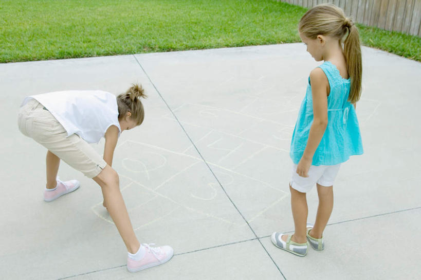 西方人,儿童,两个人,伙伴,朋友,站,横图,俯视,室外,白天,游戏,友谊,纯洁,草地,草坪,植物,欧洲,欧洲人,服装,玩,注视,休闲装,娱乐,草,衣服,绿色,观察,看,站着,休闲,休闲服,可爱,童年,童趣,服饰,观看,跳房子,察看,关注,童真,烂漫,无邪,跳方格,跳方阵,天真,友情,年轻女性,女孩,女人,女性,白种人,孩子,玩耍,嬉戏,站立,彩图,高角度拍摄,全身