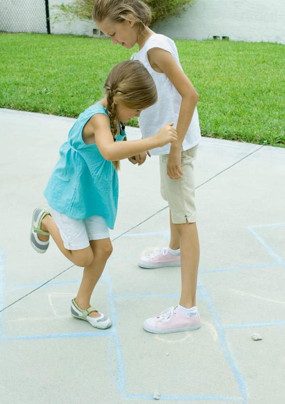 西方人,两个人,站,竖图,俯视,室外,白天,游戏,纯洁,草地,草坪,植物,道路,路,公路,欧洲,欧洲人,服装,交通,玩,注视,休闲装,娱乐,草,衣服,绿色,观察,看,站着,休闲,休闲服,可爱,童年,童趣,服饰,观看,跳房子,察看,关注,童真,烂漫,无邪,跳方格,跳方阵,天真,年轻女性,女人,女性,白种人,马路,玩耍,嬉戏,站立,彩图,高角度拍摄,全身