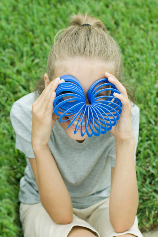 西方人,儿童,一个人,站,竖图,俯视,室外,白天,游戏,纯洁,欧洲,欧洲人,仅一个女性,仅一个人,服装,玩,注视,休闲装,娱乐,小孩,衣服,观察,看,站着,仅一个小孩,休闲,休闲服,可爱,童年,童趣,遮,服饰,观看,察看,遮挡,关注,童真,烂漫,无邪,遮盖,遮蔽,彩虹圈,天真,女孩,女人,女性,白种人,孩子,玩耍,嬉戏,站立,半身,彩图,高角度拍摄,女生