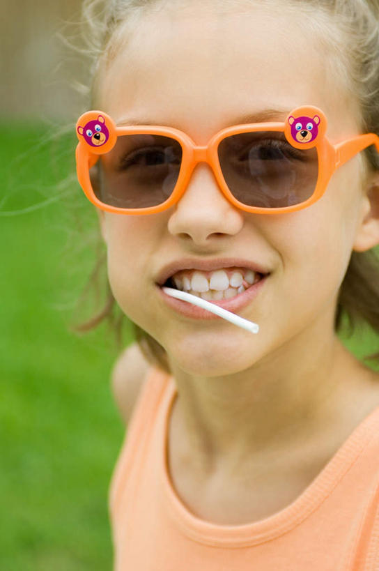 西方人,儿童,一个人,站,竖图,室外,白天,正面,纯洁,欧洲,欧洲人,仅一个女性,仅一个人,戴,服装,棒棒糖,墨镜,眼镜,食品,糖,糖果,甜点,甜品,注视,休闲装,食物,小孩,衣服,太阳镜,太阳眼镜,甜食,观察,看,站着,仅一个小孩,休闲,休闲服,遮阳镜,可爱,童年,童趣,含,服饰,观看,含着,戴着,察看,关注,童真,烂漫,无邪,波板糖,天真,女孩,女人,女性,白种人,孩子,站立,半身,彩图,女生