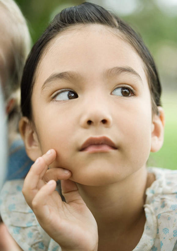 东方人,儿童,一个人,坐,竖图,室外,特写,白天,正面,纯洁,亚洲,仅一个女性,仅一个人,撑,朦胧,模糊,托腮,注视,黄种人,小孩,观察,看,托,仅一个小孩,可爱,童年,童趣,观看,察看,关注,托下巴,童真,烂漫,无邪,天真,女孩,女人,女性,亚洲人,孩子,坐着,半身,彩图,女生