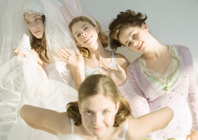 西方人,四个人,伙伴,朋友,站,笑,微笑,横图,室内,白天,正面,婚纱,友谊,欧洲,欧洲人,弯腰,服装,墙,注视,休闲装,墙壁,墙面,衣服,观察,看,站着,休闲,休闲服,服饰,观看,察看,关注,兔子装,友情,年轻女性,女人,女性,白种人,站立,半身,彩图,婚礼服,礼服