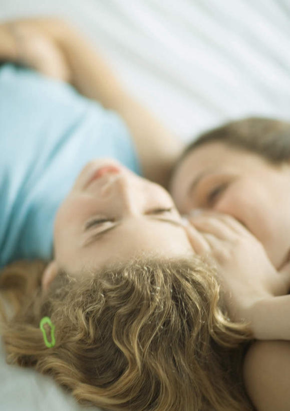 西方人,两个人,伙伴,朋友,躺,竖图,室内,白天,正面,友谊,床,卧室,欧洲,欧洲人,服装,双人床,床单,休闲装,被子,衣服,休闲,悄悄话,休闲服,服饰,被单,耳语,友情,年轻女性,女人,女性,白种人,躺着,半身,彩图,睡房,卧房