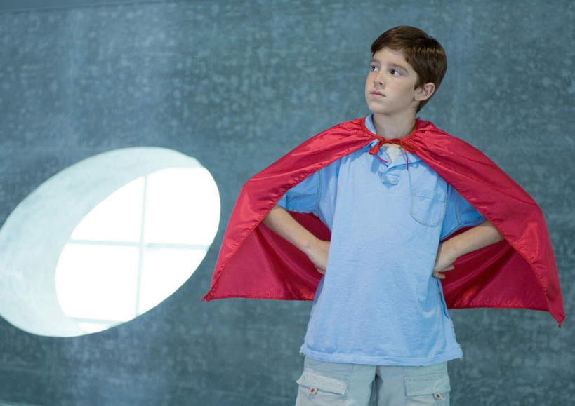 西方人,儿童,一个人,站,横图,室内,白天,正面,纯洁,窗户,欧洲,欧洲人,仅一个男性,仅一个人,服装,墙,注视,休闲装,手叉腰,玻璃窗,墙壁,墙面,小孩,衣服,叉腰,观察,看,站着,仅一个小孩,休闲,休闲服,披风,可爱,童年,童趣,服饰,观看,察看,双手叉腰,关注,童真,烂漫,无邪,天真,男孩,男人,男性,白种人,孩子,站立,半身,彩图,男生