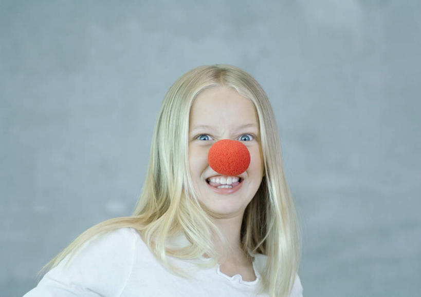 西方人,儿童,一个人,站,笑,微笑,露齿笑,横图,室内,白天,正面,纯洁,欧洲,欧洲人,仅一个女性,仅一个人,灰色背景,服装,注视,休闲装,小孩,衣服,观察,看,站着,仅一个小孩,休闲,鬼脸,休闲服,可爱,童年,童趣,摄影,服饰,影棚,观看,察看,关注,童真,烂漫,无邪,小丑鼻,天真,女孩,女人,女性,白种人,孩子,站立,半身,彩图,影棚拍摄,拍摄,女生