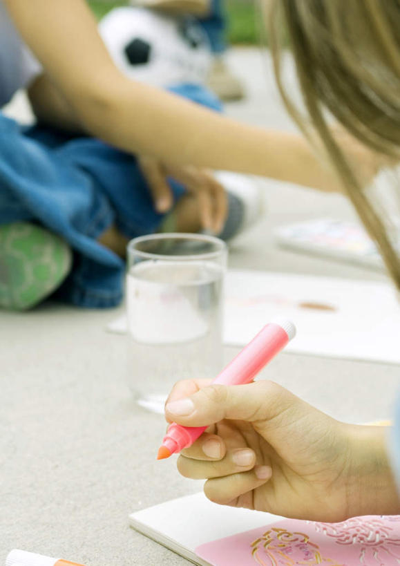 西方人,儿童,两个人,坐,盘腿,竖图,室外,白天,正面,游戏,纯洁,足球,草地,草坪,植物,道路,路,杯子,欧洲,欧洲人,服装,墙,小路,纸张,交通,拿,玩,拿着,注视,休闲装,娱乐,墙壁,墙面,玻璃制品,草,小孩,衣服,绿色,画笔,水杯,观察,看,休闲,休闲服,可爱,童年,童趣,服饰,观看,察看,颜料盒,关注,童真,烂漫,无邪,天真,男孩,男人,男性,女孩,女人,女性,白种人,孩子,玻璃杯,盘腿而坐,盘膝,盘着腿的,盘着腿坐,双腿交叉,玩耍,嬉戏,坐着,半身,彩图,男生,女生