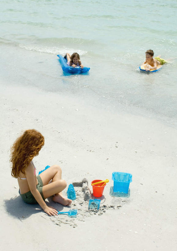 西方人,儿童,三个人,伙伴,朋友,坐,笑,微笑,露齿笑,竖图,俯视,室外,白天,泳装,比基尼,旅游,度假,友谊,纯洁,海浪,海洋,美景,沙滩,欧洲,欧洲人,铲子,沙子,海岸,景观,浪花,沙地,注视,娱乐,小孩,自然,海水,观察,看,趴着,享受,休闲,景色,放松,可爱,童年,童趣,观看,塑料桶,察看,沙雕,关注,自然风光,充气垫,海景,童真,烂漫,无邪,天真,友情,男孩,男人,男性,女孩,女人,女性,白种人,孩子,大海,风浪,海,海水的波动,海滩,近岸浪,涌浪,趴,坐着,彩图,高角度拍摄,全身,三点式,泳衣,男生,女生