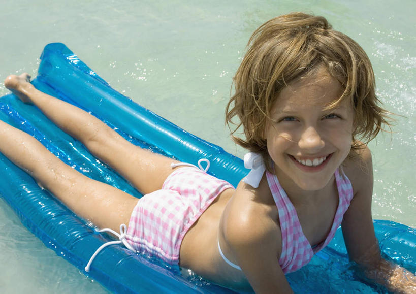 西方人,儿童,一个人,笑,微笑,露齿笑,横图,俯视,室外,白天,旅游,度假,纯洁,海浪,海洋,美景,欧洲,欧洲人,仅一个女性,仅一个人,服装,景观,浪花,注视,休闲装,娱乐,小孩,衣服,自然,海水,观察,看,趴着,仅一个小孩,享受,休闲,休闲服,景色,放松,可爱,童年,童趣,服饰,观看,察看,关注,自然风光,充气垫,海景,童真,烂漫,无邪,天真,女孩,女人,女性,白种人,孩子,大海,风浪,海,海水的波动,近岸浪,涌浪,趴,半身,彩图,高角度拍摄,女生