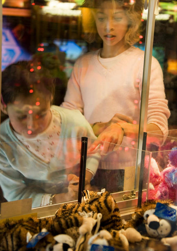 西方人,儿童,两个人,伙伴,朋友,站,竖图,室外,白天,正面,旅游,度假,友谊,欧洲,欧洲人,娱乐,小孩,观察,站着,享受,休闲,放松,友情,女孩,女人,女性,白种人,孩子,站立,半身,彩图,女生