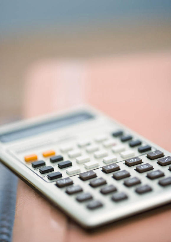 无人,竖图,俯视,室内,特写,白天,计算器,桌面,桌子,静物,朦胧,模糊,计算,科学,木制,办公用品,记事本,两个,本子,笔记本,木制品,理财,财务,数学,彩图,高角度拍摄