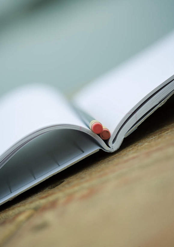 无人,竖图,俯视,室内,特写,白天,桌面,桌子,静物,朦胧,模糊,木制,笔,办公用品,记事本,本子,笔记本,木制品,彩图,高角度拍摄