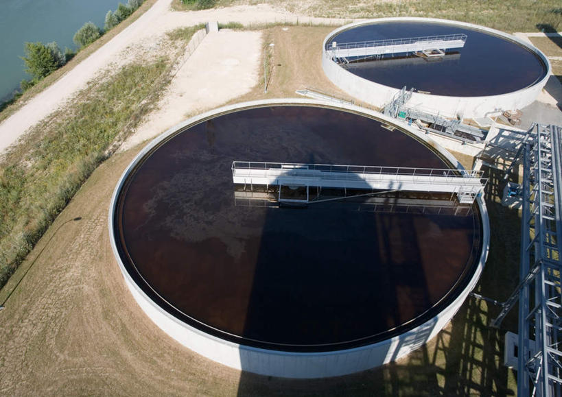 无人,工厂,横图,俯视,室外,白天,草地,草坪,植物,建筑,环保,水池,地面,草,绿色,工业,能源,污染,生态,回收,污水,资源,利用,低碳,循环,造纸厂,持续,环境污染,清洗,洗涤,彩图,高角度拍摄,工地,制造厂