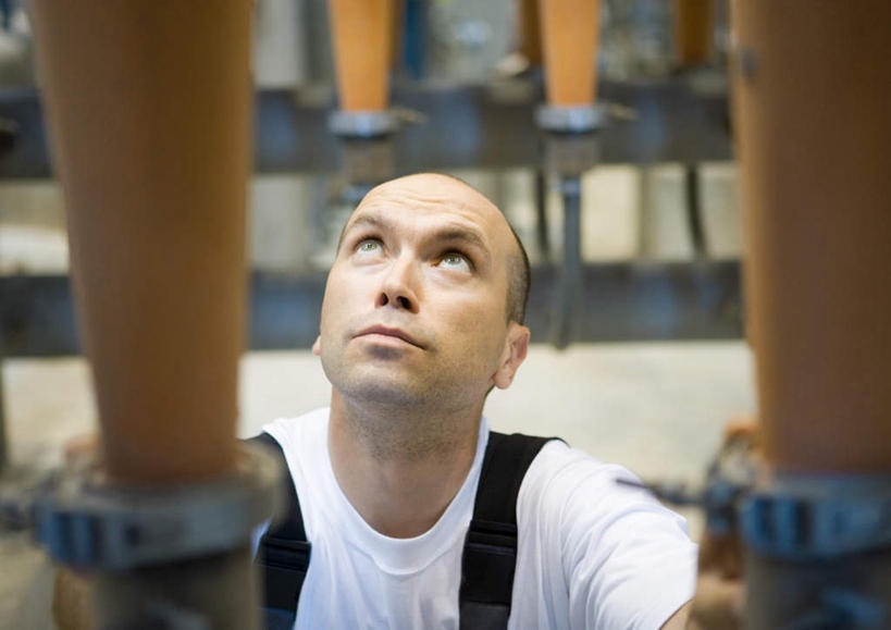 西方人,一个人,技术人员,工厂,站,横图,室内,白天,正面,机器,欧洲,欧洲人,仅一个男性,仅一个人,注视,仅一个年轻男性,观察,看,站着,观看,察看,关注,造纸厂,男人,男性,年轻男性,白种人,技术员,抬头,仰头,站立,半身,彩图,工地,制造厂