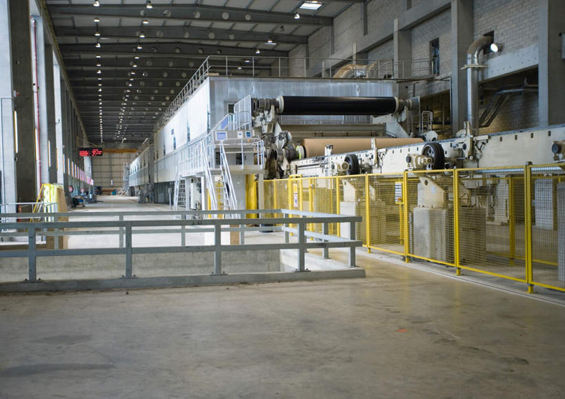 无人,工厂,栏杆,横图,室内,白天,正面,机器,环保,结构,支架,屋顶,围栏,灯光,地面,顶棚,护栏,顶灯,灯,灯具,机械,工业,能源,支撑,污染,生态,回收,资源,照明设备,利用,低碳,循环,持续,环境污染,彩图,工地,制造厂