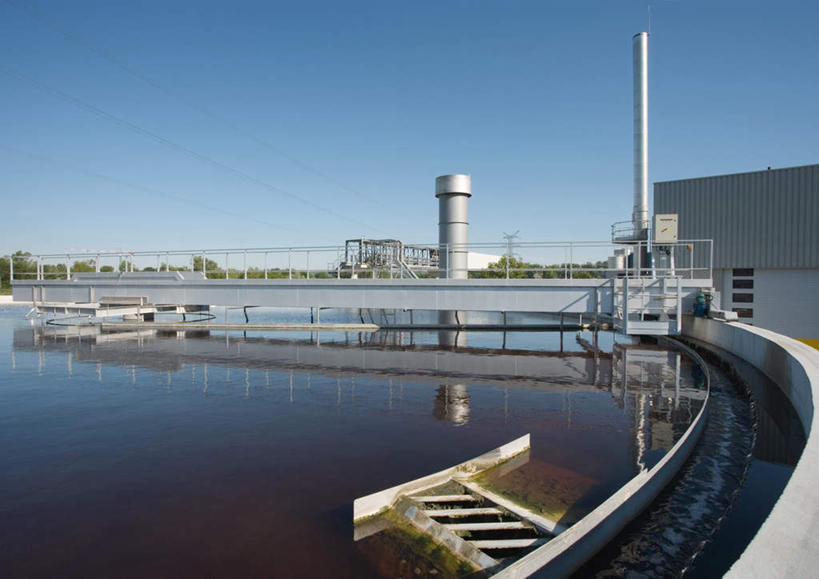 无人,工厂,横图,室外,白天,正面,阴影,环保,光线,结构,影子,蓝色,倒影,蓝天,天空,阳光,天,工业,能源,污染,生态,回收,资源,倒映,利用,低碳,循环,造纸厂,持续,反照,沉淀池,彩图,工地,制造厂