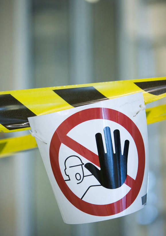 手,无人,栏杆,竖图,室外,特写,白天,正面,指示牌,条纹,朦胧,模糊,标志,文字,圆环,警告,标识,黄色,红色,黑色,手部,警示,禁止,提醒,环形,提示,限制,横杆,危险,彩图