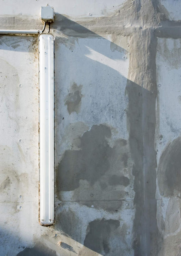 无人,工厂,竖图,室外,白天,正面,环保,墙,灯光,墙壁,墙面,灯,灯具,能源,污染,生态,回收,资源,照明设备,利用,低碳,循环,荧光灯,持续,环境污染,彩图,工地,制造厂