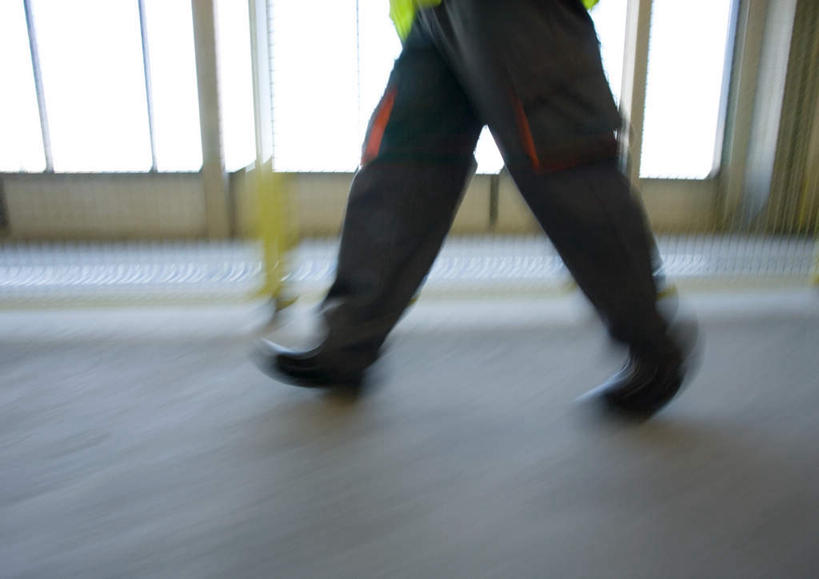 西方人,一个人,技术人员,工厂,站,走,横图,室内,白天,侧面,窗户,欧洲,欧洲人,仅一个男性,仅一个人,注视,玻璃窗,仅一个年轻男性,观察,看,站着,工业,观看,察看,关注,造纸厂,男人,男性,年轻男性,白种人,技术员,步行,散步,站立,走路,半身,彩图,工地,制造厂