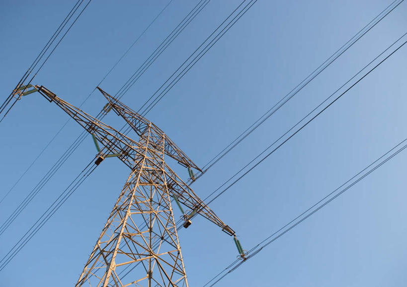 无人,横图,室外,白天,仰视,电力,钢材,金属,电缆,电线,支架,电塔,蓝色,蓝天,天空,天,能源,晴朗,支撑,资源,供电设备,高压电塔,高压输电线,万里无云,高压电线塔,高压塔,晴空,晴空万里,彩图,低角度拍摄