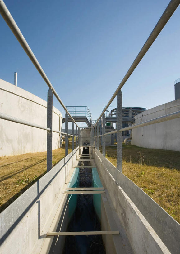 无人,工厂,竖图,室外,白天,正面,草地,草坪,植物,阴影,环保,光线,影子,草,蓝色,绿色,蓝天,天空,阳光,天,工业,能源,晴朗,生态,回收,资源,利用,低碳,循环,污水处理厂,万里无云,造纸厂,持续,环境污染,晴空,晴空万里,彩图,工地,制造厂