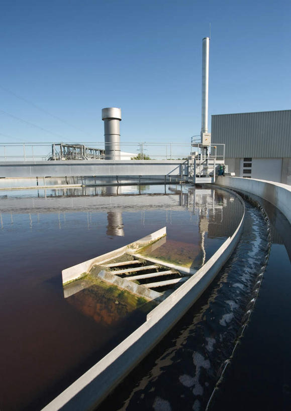 无人,工厂,竖图,俯视,室外,白天,阴影,环保,光线,影子,蓝色,蓝天,天空,阳光,天,工业,能源,晴朗,生态,回收,资源,利用,低碳,循环,污水处理厂,万里无云,造纸厂,持续,环境污染,晴空,晴空万里,彩图,高角度拍摄,工地,制造厂