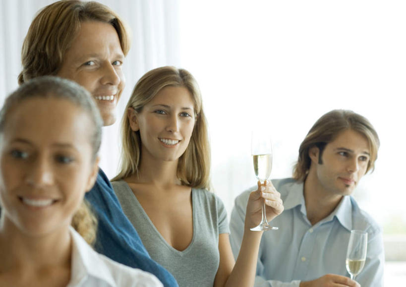 西方人,四个人,伙伴,同事,朋友,商务人士,商务男性,商务女性,站,笑,微笑,露齿笑,横图,室内,白天,正面,衬衫,友谊,成功,合作,团队,集体,信心,杯子,欧洲,欧洲人,套装,高脚杯,红酒杯,拿,拿着,队伍,玻璃制品,酒杯,站着,领导,成就,商务装,合伙,领袖,工薪阶层,友情,男人,男性,年轻男性,年轻女性,女人,女性,白种人,白领,上班族,玻璃杯,半身,彩图,衬衣