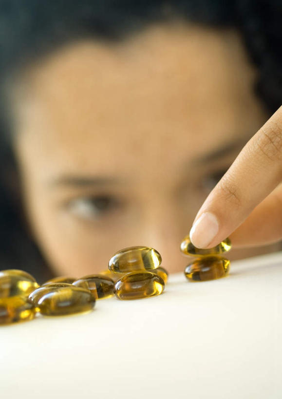 西方人,手,一个人,站,竖图,室内,特写,白天,正面,欧洲,欧洲人,仅一个年轻女性,仅一个女性,仅一个人,药丸,拿,拿着,注视,胶囊,观察,看,站着,手部,观看,单手,察看,关注,年轻女性,女人,女性,白种人,站立,半身,彩图