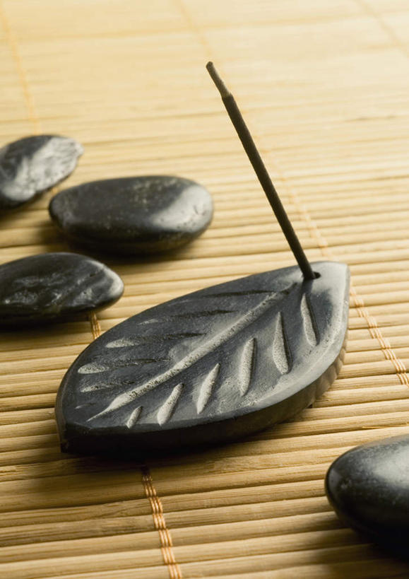 无人,竖图,俯视,室内,特写,白天,石头,静物,蜡烛,许多,节日,石子,纹理,烟雾,燃烧,文化,佛香,香火,香烛,祈祷,健康,鹅卵石,许愿,宗教,信仰,烧香,纪念,祈求,肌理,平安,石块,彩图,高角度拍摄