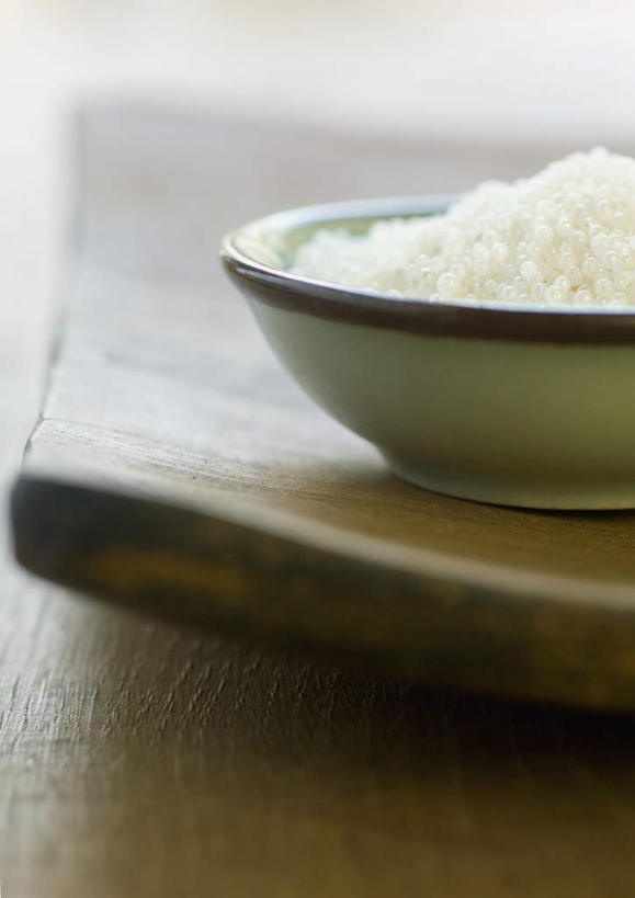 无人,竖图,俯视,室内,白天,美容,桌面,桌子,餐具,一堆,许多,护肤,堆叠,堆积,芳香,香料,白色,碗,保养,享受,休闲,放松,保健,堆,沐浴珠,芬芳,养颜,进餐用具,烹调用具,彩图,高角度拍摄,沐浴